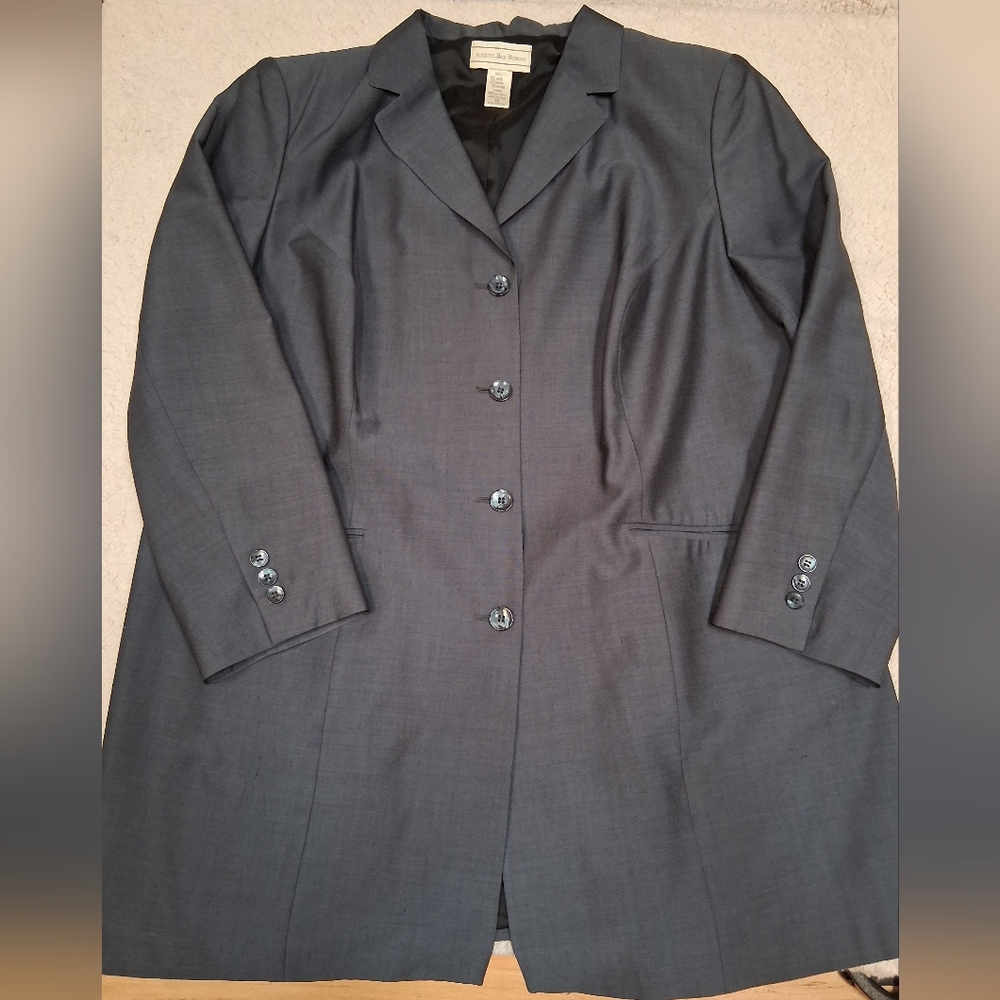August-Max Woman Blazer 50% Wool Size 18 Professial Tailored Style, Slit in back